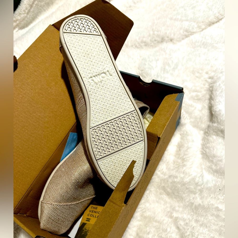 New in box Toms